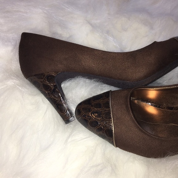 Rialto Brown Heels - Picture 2 of 7
